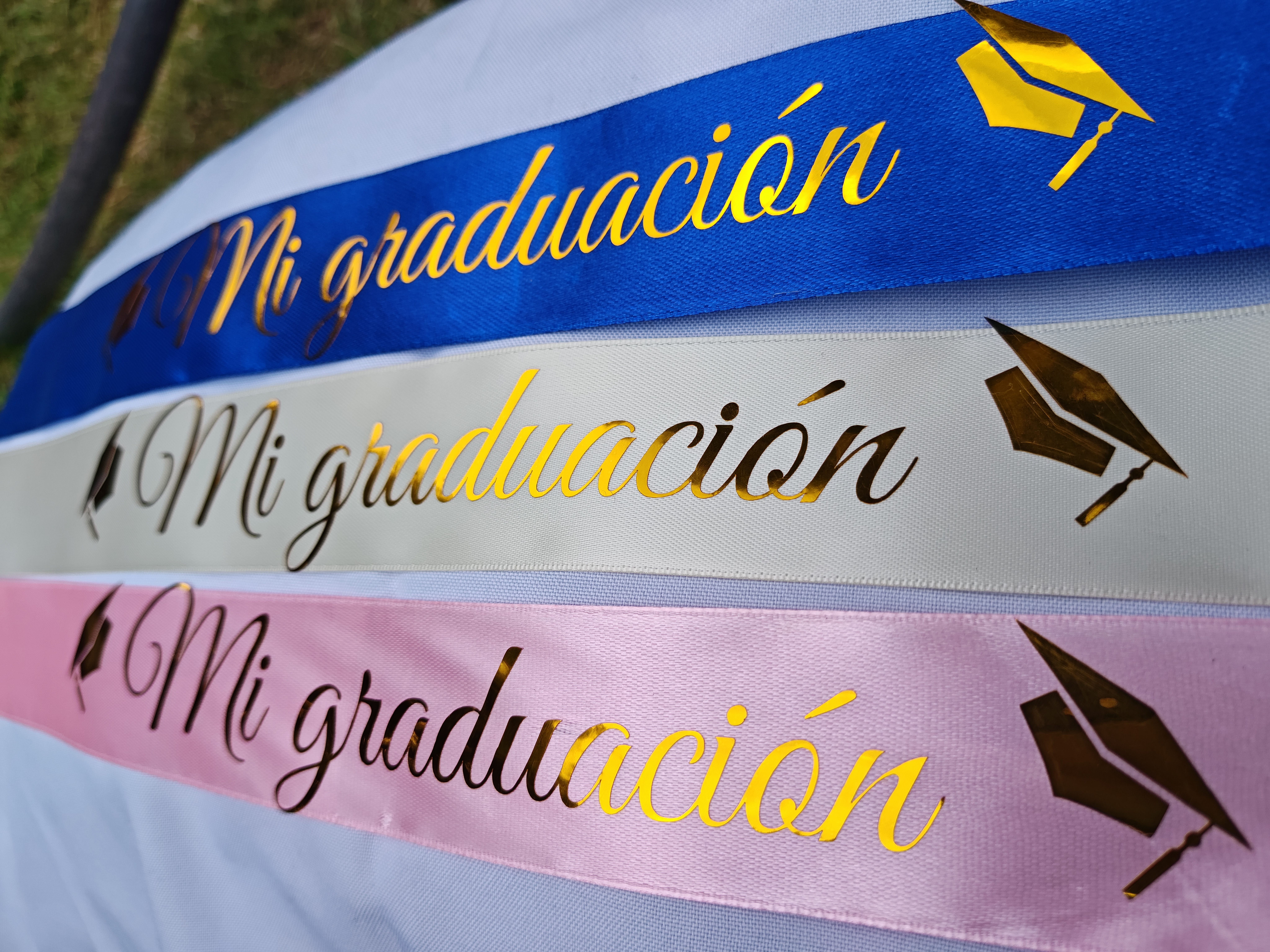 Frase de graduación Felicidades, egresada en vinil adhesivo para ramo de rosas eternas